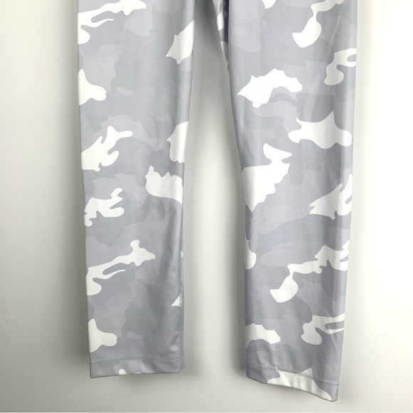Yogalicious Lux Women’s Small Leggings Gray Camo Capri Pull On Yoga Gym Sports - Picture 3 of 9